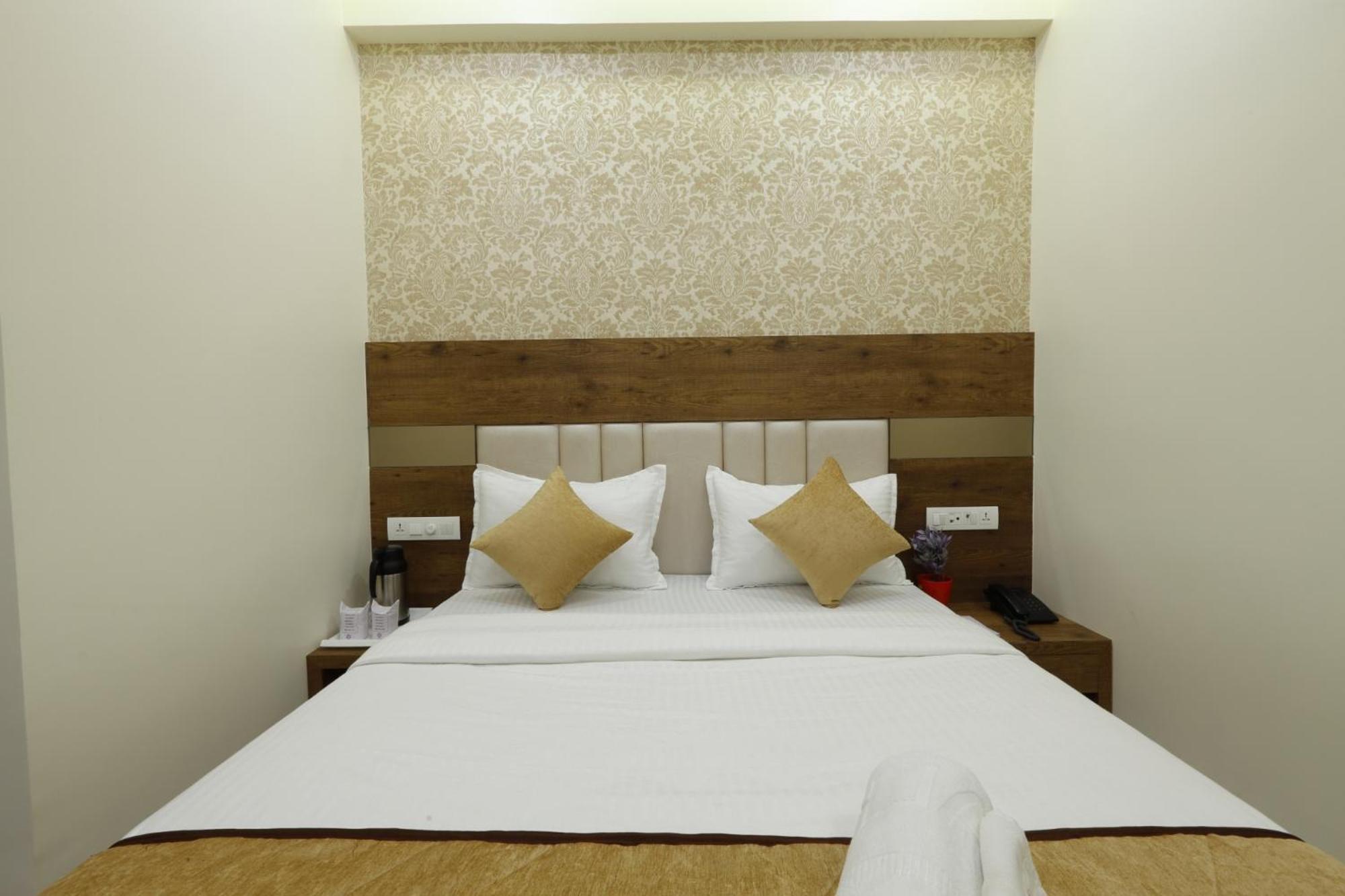 Hotel Alka Inn Ahmedabad Buitenkant foto